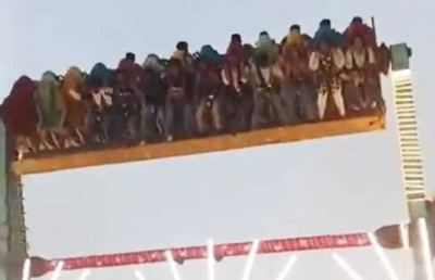 В индийском парке во время работы упал аттракцион с людьми